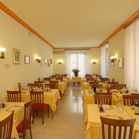 Hotel Delizia Genovese Монтекатини Терме Екстериор снимка