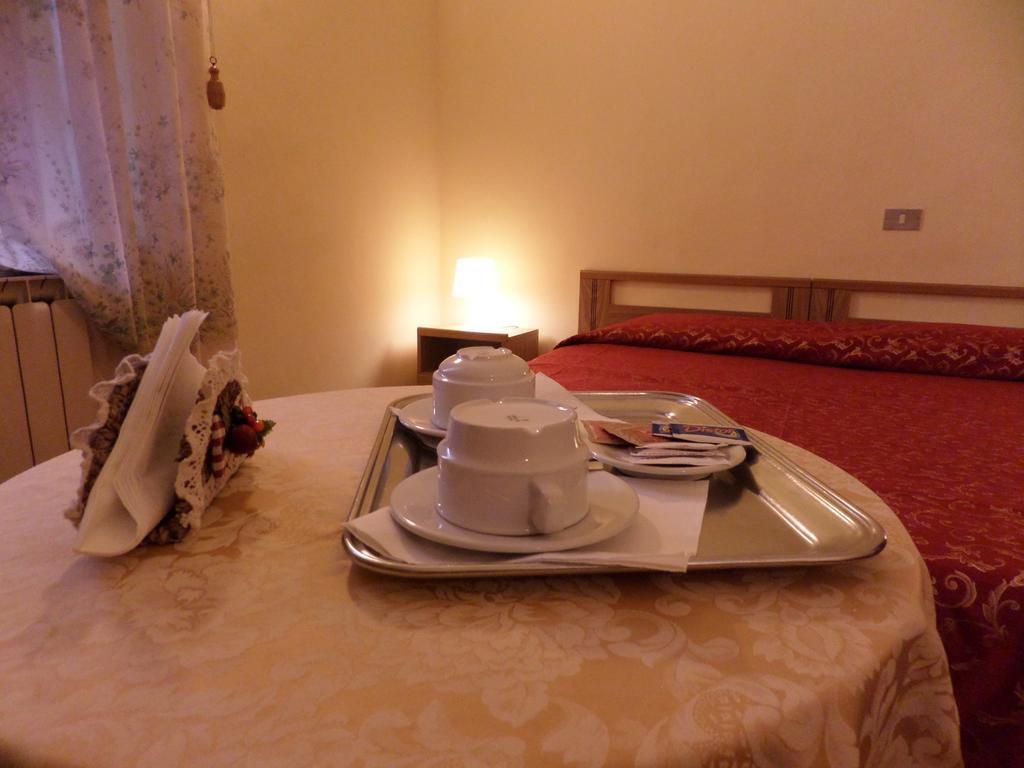 Hotel Delizia Genovese Монтекатини Терме Стая снимка