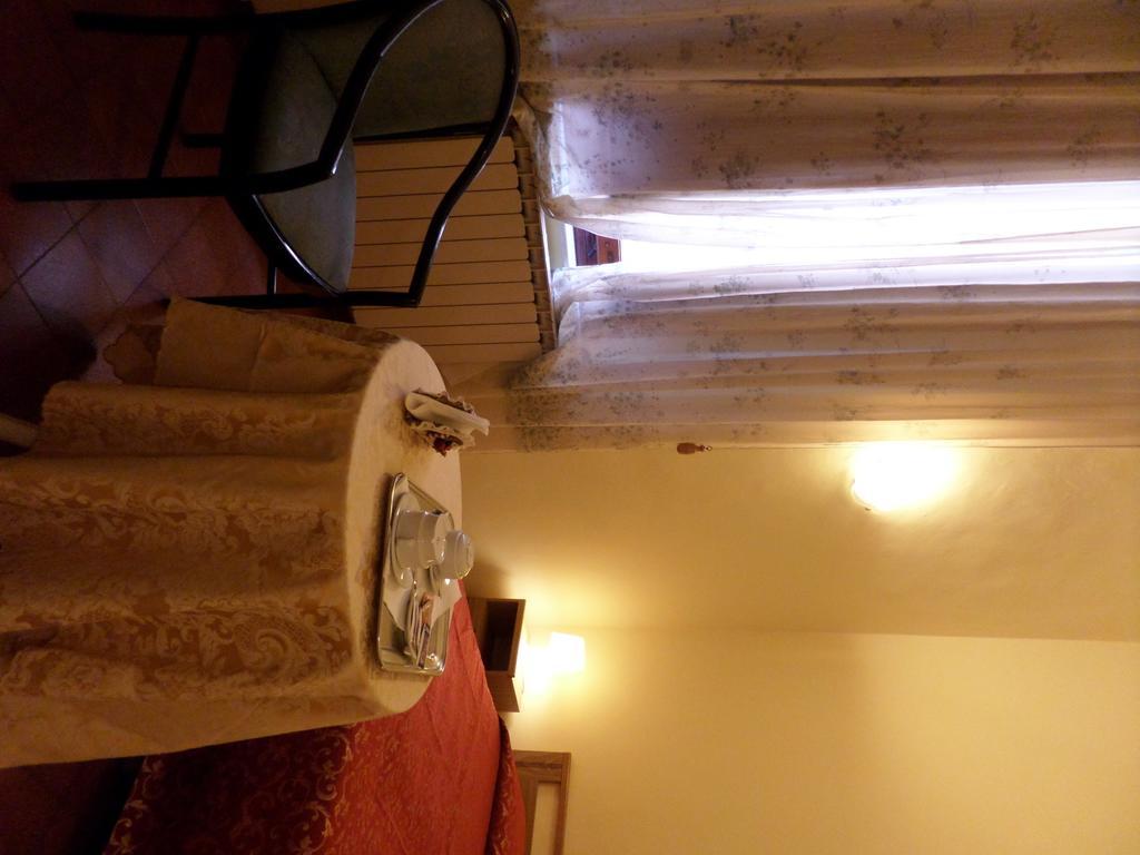 Hotel Delizia Genovese Монтекатини Терме Стая снимка
