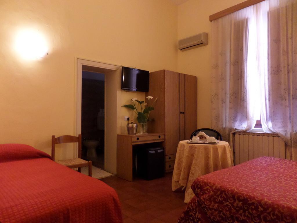 Hotel Delizia Genovese Монтекатини Терме Стая снимка